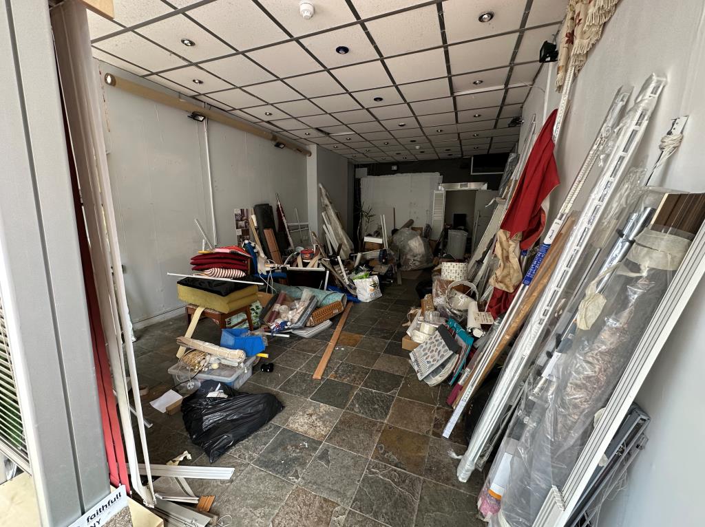 Lot: 42 - COMMERCIAL UNIT FOR INVESTMENT - Shop floor of commercial unit